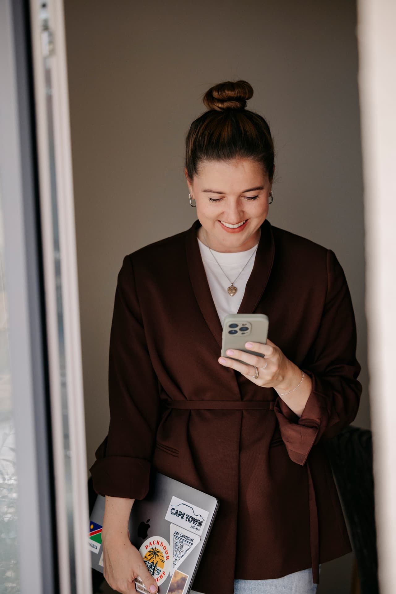 Lea Robens mit Laptop und Smartphone
